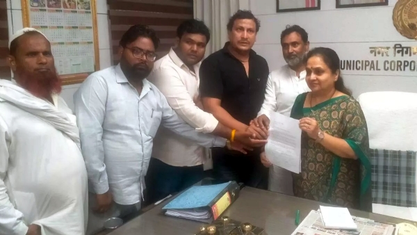नेहरू कालोनी के लोग मेयर प्रवीण जोशी को मस्जिद तोडऩे को लेकर ज्ञापन देते हुए।