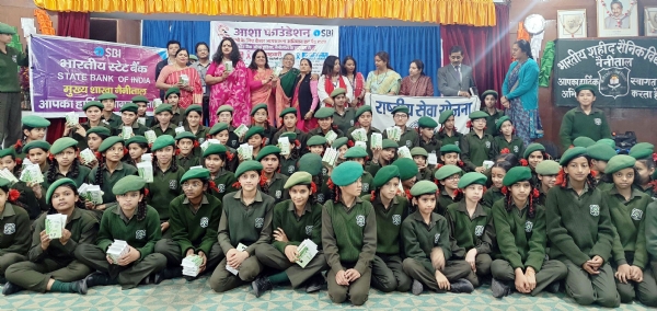 मंगलवार को भारतीय शहीद सैनिक विद्यालय में आशा फाउंडेशन के द्वारा छात्राओं को भेंट किये गये कपड़े के पुर्नउपयोगी पैड।