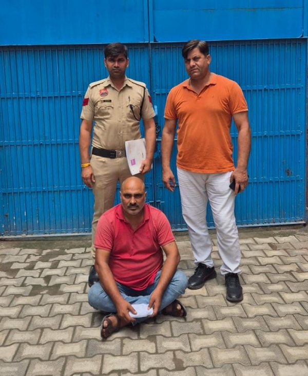 पुलिस की हिरासत में अवैध हथियार रखने वाला आरोपी