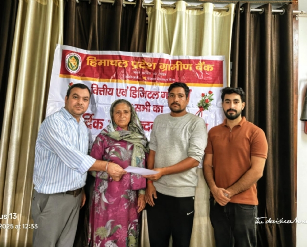 पीड़ित परिवार को राहत राशि प्रदान करते हुए।