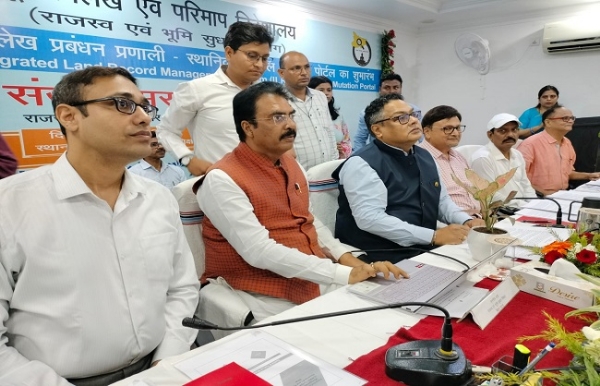 भू-अभिलेख प्रबंधन प्रणाली और स्थानिक दाखिल–खारिज पोर्टल लॉच करते राजस्व मंत्री संजय सरावगी