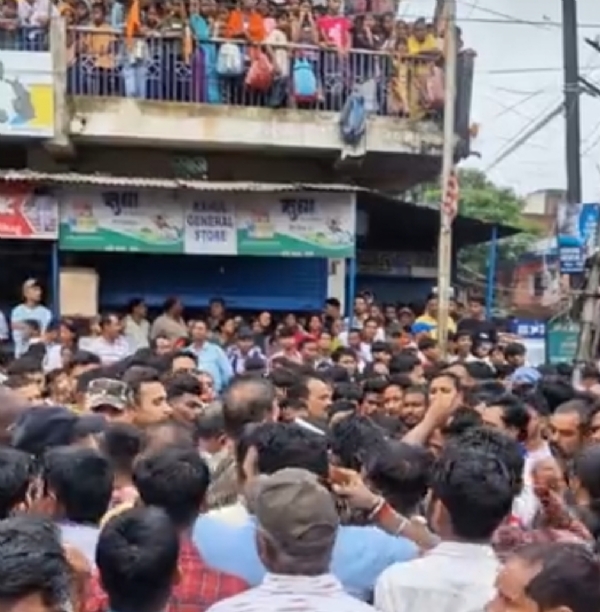 सड़क जाम करते लोग
