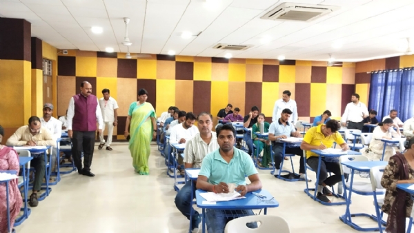 पीएचडी प्रवेश परीक्षा के दौरान निरक्षण करते हुए कुलपति डॉ वंदना सिंह