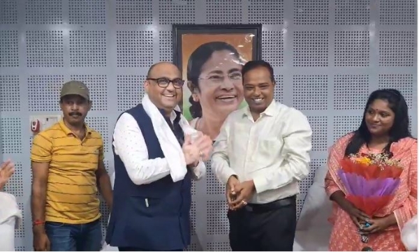 नवनियुक्त एसजेडीए चेयरमैन का स्वागत करते सिलीगुड़ी महकमा परिषद के सभाधिपति