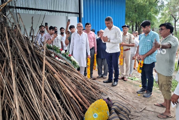 गुरुग्राम के गांव नखड़ोला में स्वतंत्रता सेनानी राजचंद्र यादव की धर्मपत्नी विद्या देवी को दाह संस्कार से पूर्व श्रद्धांजलि देते अधिकारी।