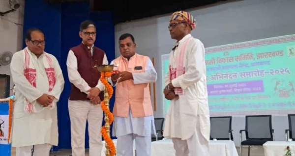 कार्यक्रम का उद्घाटन करते