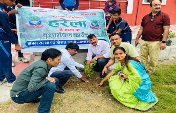 हरिद्वार बाईपास स्थित सोशल बलूनी स्कूल में पौधरोपण कार्यक्रम।