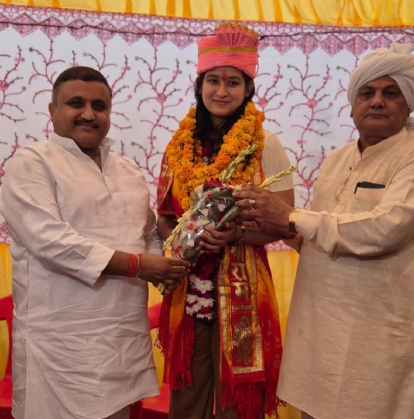 मेडल से अम्मानित।होती आस्था पूनिया