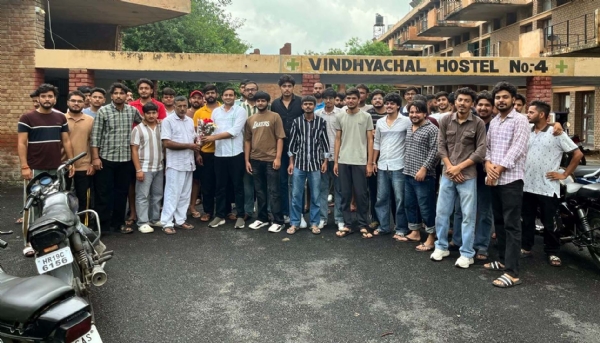 एचएयू में छात्रों से मुलाकात करते युवा कांग्रेस नेता विकास ढांडा।