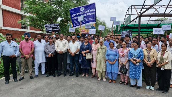प्राइवेट स्कूल संचालक डीसी कार्यालय के समक्ष प्रदर्शन करते हुए।
