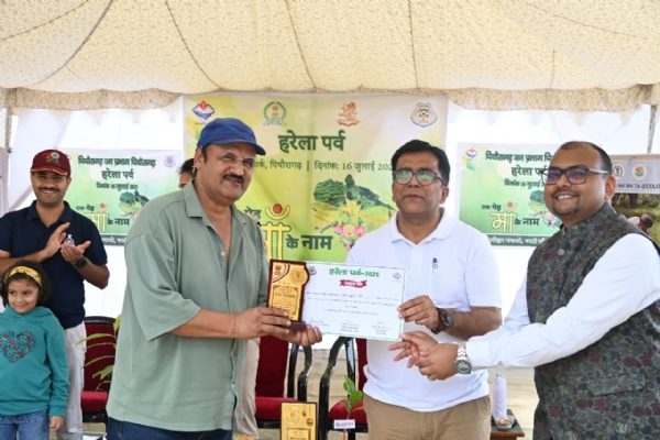 पिथौरागढ़ जिलाधिकारी हरेला पर्व पर  आयोजित कार्यक्रम में प्रशस्ति पत्र देते।