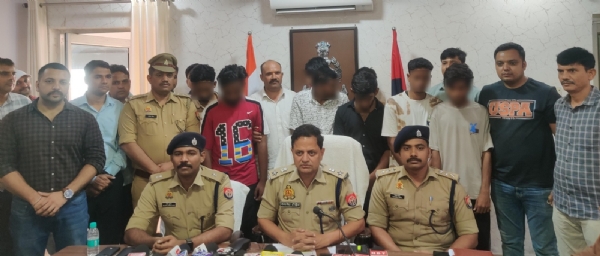 खुलासा करते पुलिस अधिकारी,