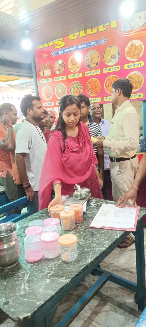 जांच अभियान चलाते अधिकारी