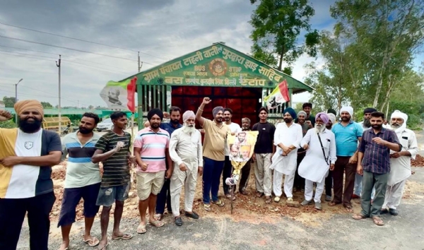 फतेहाबाद। झाड़ साहिब में सरकार के खिलाफ प्रदर्शन करते किसान।