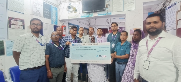 राशि प्रदान करते क्षेत्रीय प्रबंधक