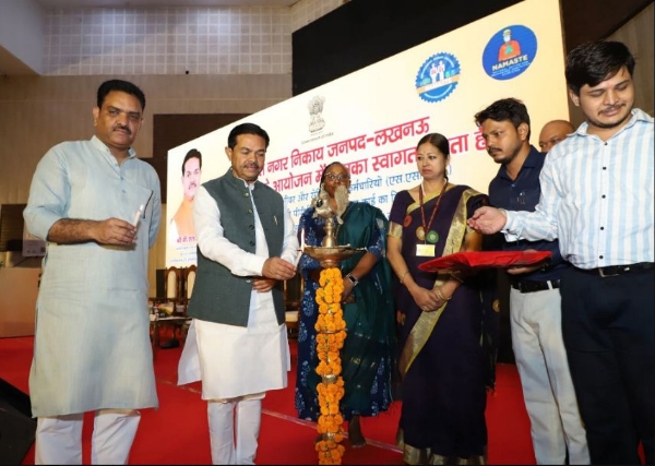 कार्यक्रम का शुभारम्भ करते केन्द्रीय मंत्री बीएल वर्मा