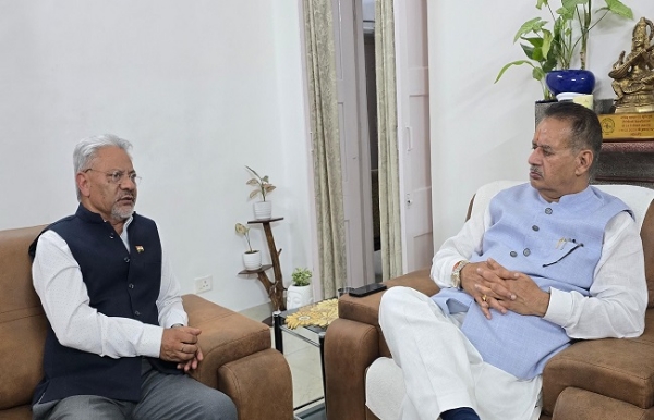 सैनिक कल्याण मंत्री गणेश जोशी उपनल की कल्याणकारी योजनाओं की जानकारी लेते।