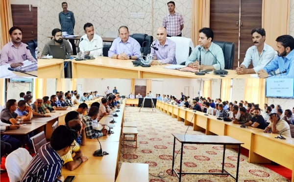 प्रशि्कशन में भाग लेते हुए बीएलआे