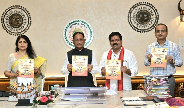 मुख्यमंत्री साय ‘मोर गांव मोर पानी’ महाअभियान पर आधारित पुस्तिका का विमोचन करते हुए