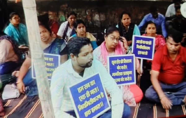 राजभवन में धरना में बैठे शिक्षकगण