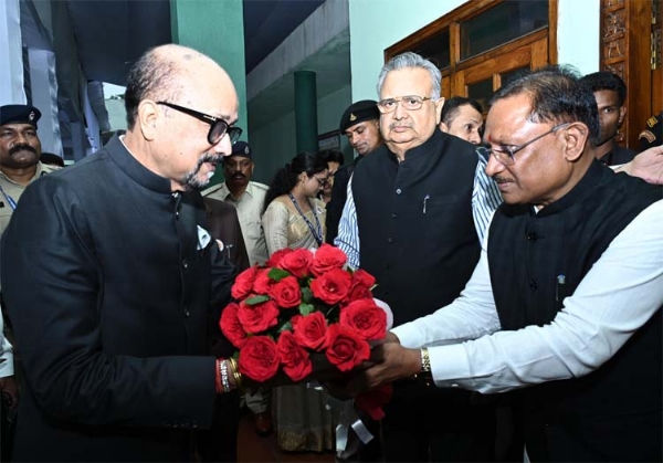 मुख्यमंत्री साय राज्यपाल रमेन डेका काे पुष्पगुच्छ देकर स्वागत करते हुए