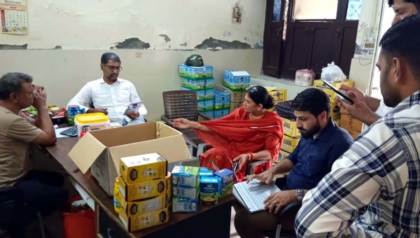 घी की दुकान पर जांच करते सीएम फ्लाइंग इंचार्ज सुनैना व टीम के अन्य अधिकारी।