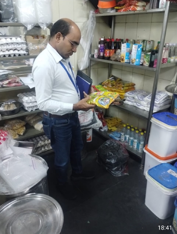 खाद्य सामग्री की जांच करते पदाधिकारी