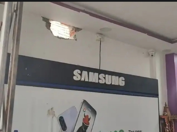दुकान की छत पर चोरों द्वारा लगाई गई सेंध