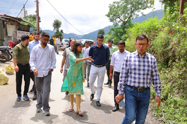 पौड़ी कोटद्वार रोड मैं निरीक्षण करती डीएम