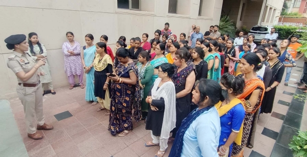 गुरुग्राम के आईएमटी मानेसर स्थित कंपनी में महिला कर्मचारियों को सुरक्षा के प्रति जागरुक करतीं महिला थाना पश्चिम गुरुग्राम प्रबंधक इंस्पेक्टर सुमन।