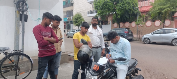 रोड पर कचरा डालते हुए दोषी व्यक्ति से मौके पर ही वसूल किया जुर्माना:ग्रेटर आयुक्त डॉ.सैनी