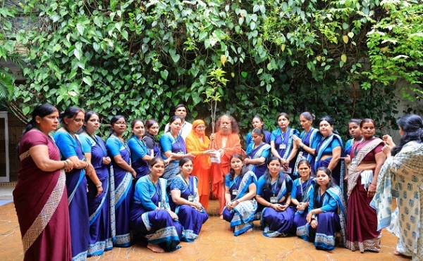 परमार्थ निकेतन के अध्यक्ष पूज्य स्वामी चिदानन्द सरस्वती हरेला पर्व पर शिक्षिकाओं और मातृशक्ति को पौधे देते हुए।