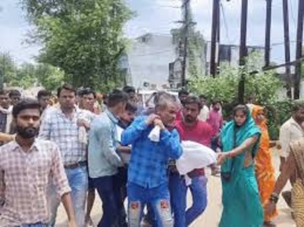 पार्क में पेड़ पर लटका मिला नगर परिषद कर्मचारी का शव