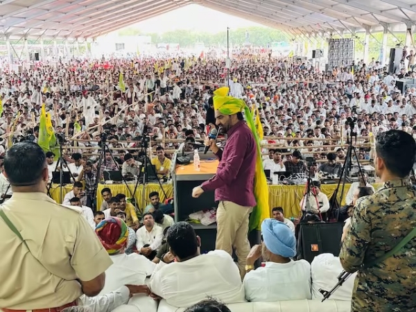 सांसद बेनीवाल और उनके समर्थक धरने पर बैठ गए।