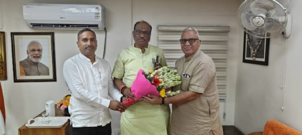 केंद्रीय जनजाति राज्य मंत्री से मुलाकात के दौरान पुष्पगुच्छ भेंट करते भाजपा नेता।