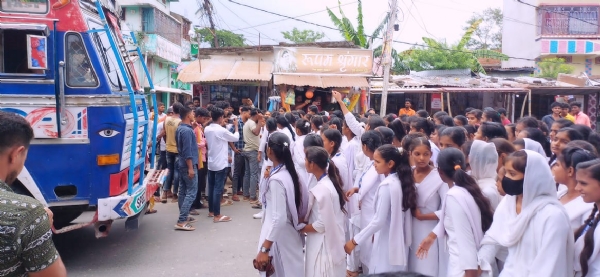 इंटरमीडिएट की करीब 385 छात्राओं का  डमी पंजीयन नहीं मिलने पर किया प्रदर्शन और सड़क जाम।