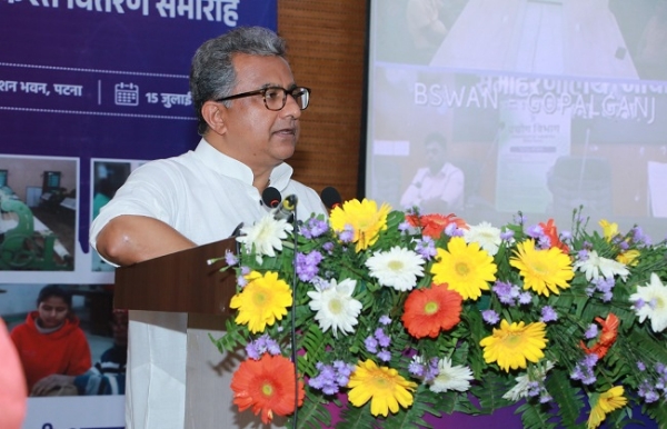 बिहार के उद्योग मंत्री नीतीश मिश्र की फोटो