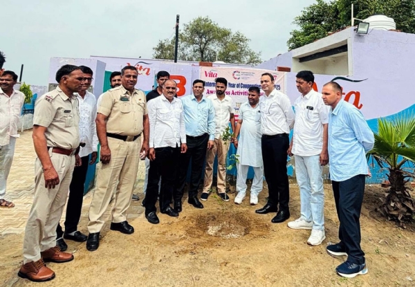 वीटा के मुख्य कार्यकारी अधिकारी नरेन्द्र सिंह धानिया पौधारोपण करते हुए।