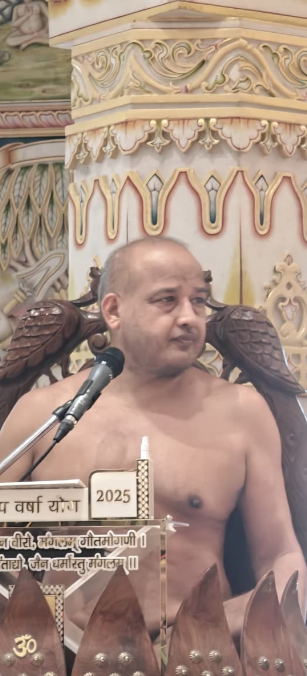 प्रवचन करते आचार्य सौरभ सागर