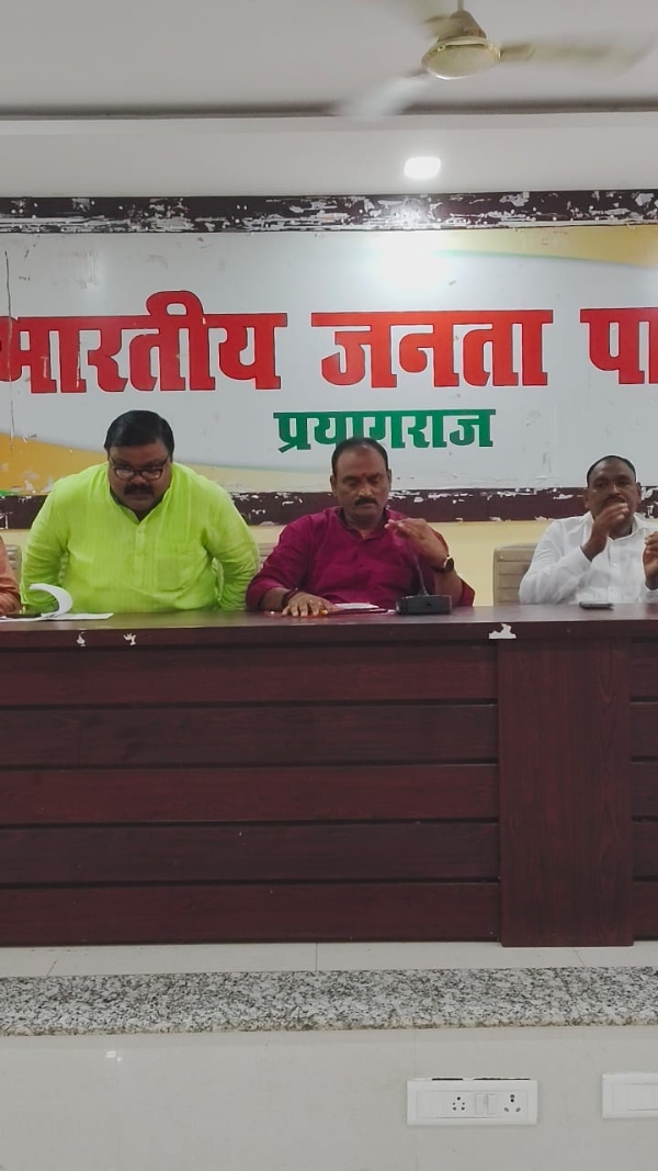 भारतीय जनता पार्टी महानगर कार्यालय में बैठक को संबोधित करते महानगर अध्यक्ष संजय गुप्ता एवं अन्य पदाधिकारियों का छाया चित्र