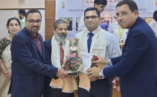 डॉ बाला लखेन्द्र ‘आईपीआर बेस्ट रिसर्चर’ सम्मान ग्रहण करते हुए