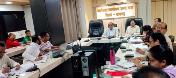 नए भू-खंडों का नामांतरण न किया जाए-कलेक्टर