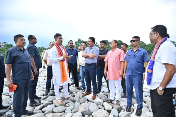 उदालगुड़ी के जालिमुख में बांध परियोजना का निरीक्षण करते हुए जल संसाधन मंत्री पीयूष हजारिका ।