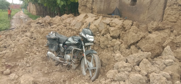 घटना स्थल पर गिरा मलबा