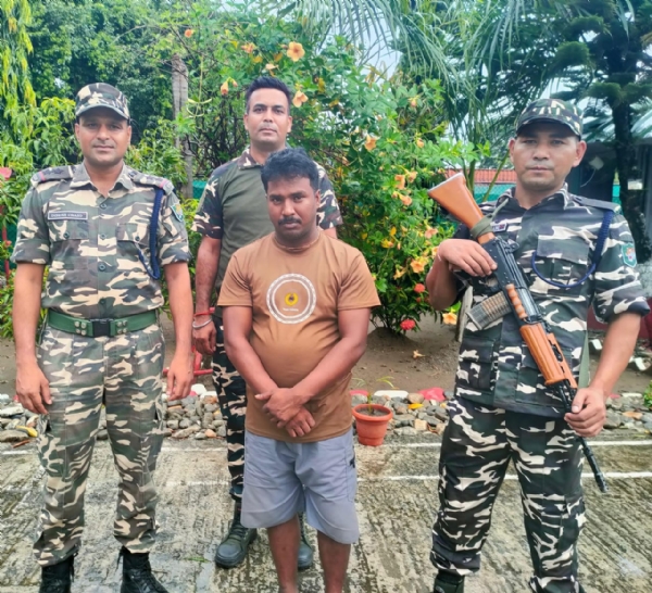 पकड़े गए बांग्लादेशी घुसपैठिए के साथ एसएसबी जवान