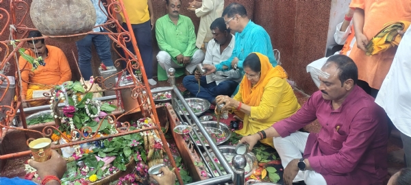 भरद्वाज आश्रम स्थित शिव मंदिर में रुद्राभिषेक करते हुए भाजपा महानगर अध्यक्ष संजय गुप्ता का छाया चित्र
