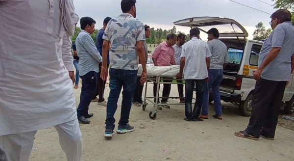 घटना में घायल महिला को अस्पताल ले जाते परिजन
