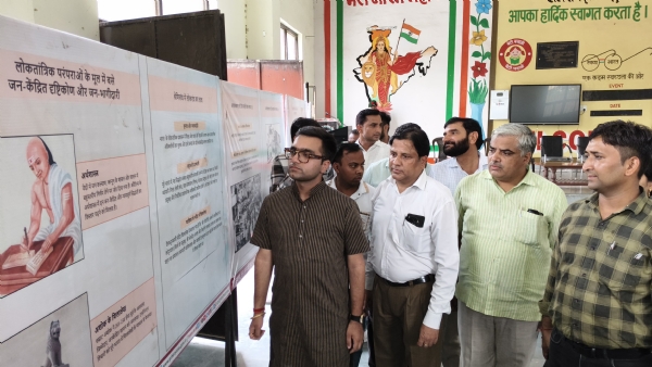 डिप्टी स्पीकर के पुत्र रूद्राक्ष प्रदर्शनी का अवलोकन करते हुए।