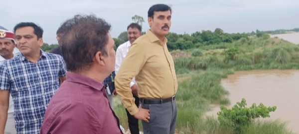 बाढ़ का जायजा लेते डीएम