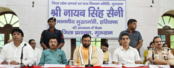 गुरुग्राम में जिला लोक संपर्क एवं कष्ट निवारण समिति की बैठक लेते मुख्यमंत्री नायब सिंह सैनी।